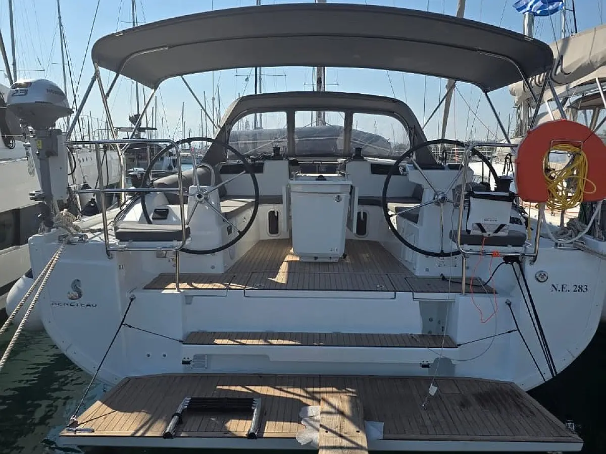 Oceanis 40.1 - (4 double bed) + convertible table in salon