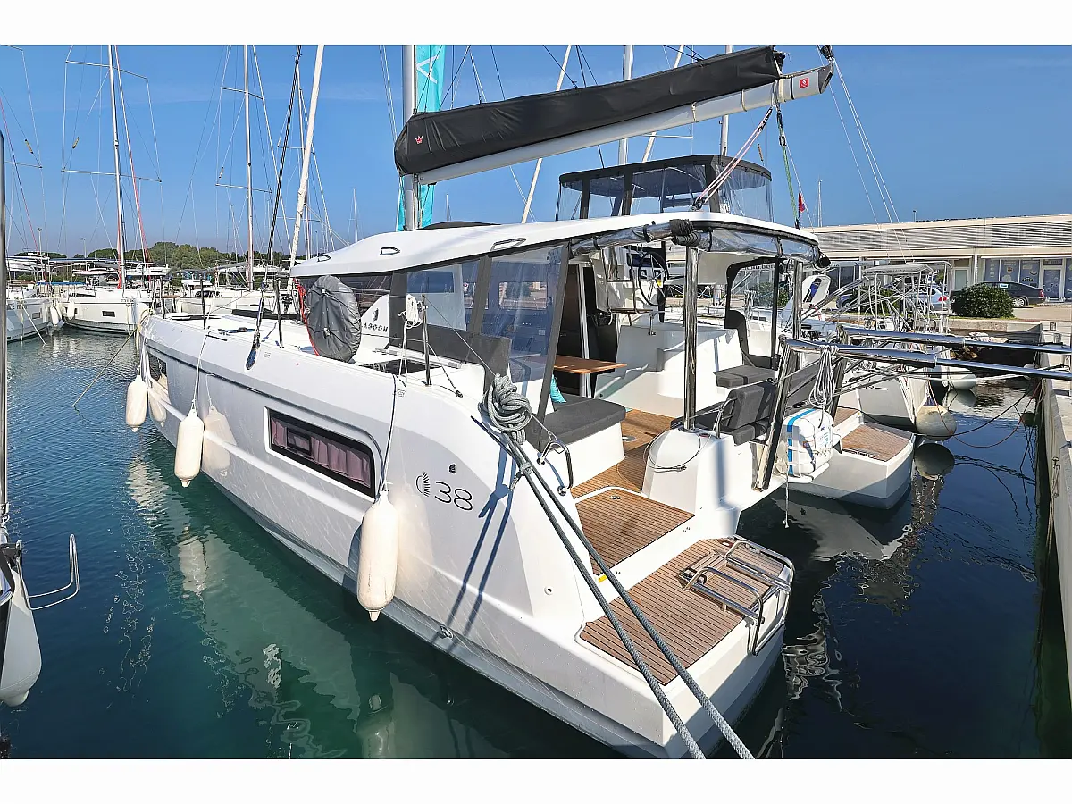 Lagoon 38 OWNER VERSION