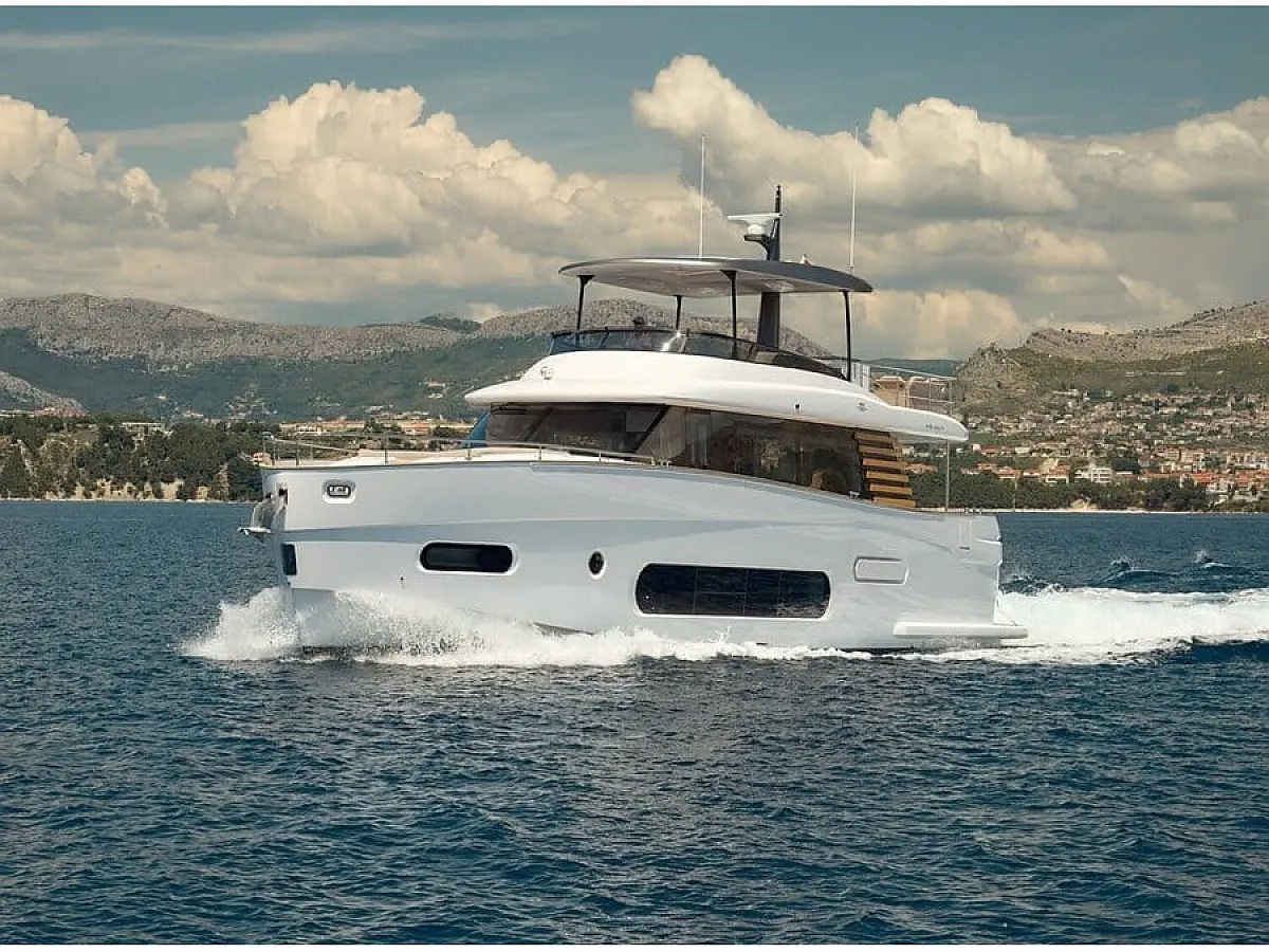 Azimut Magellano 66