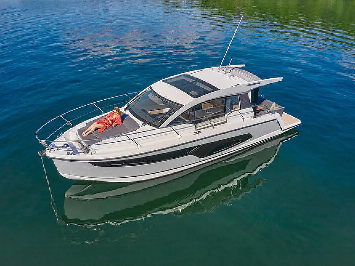 Sealine C335